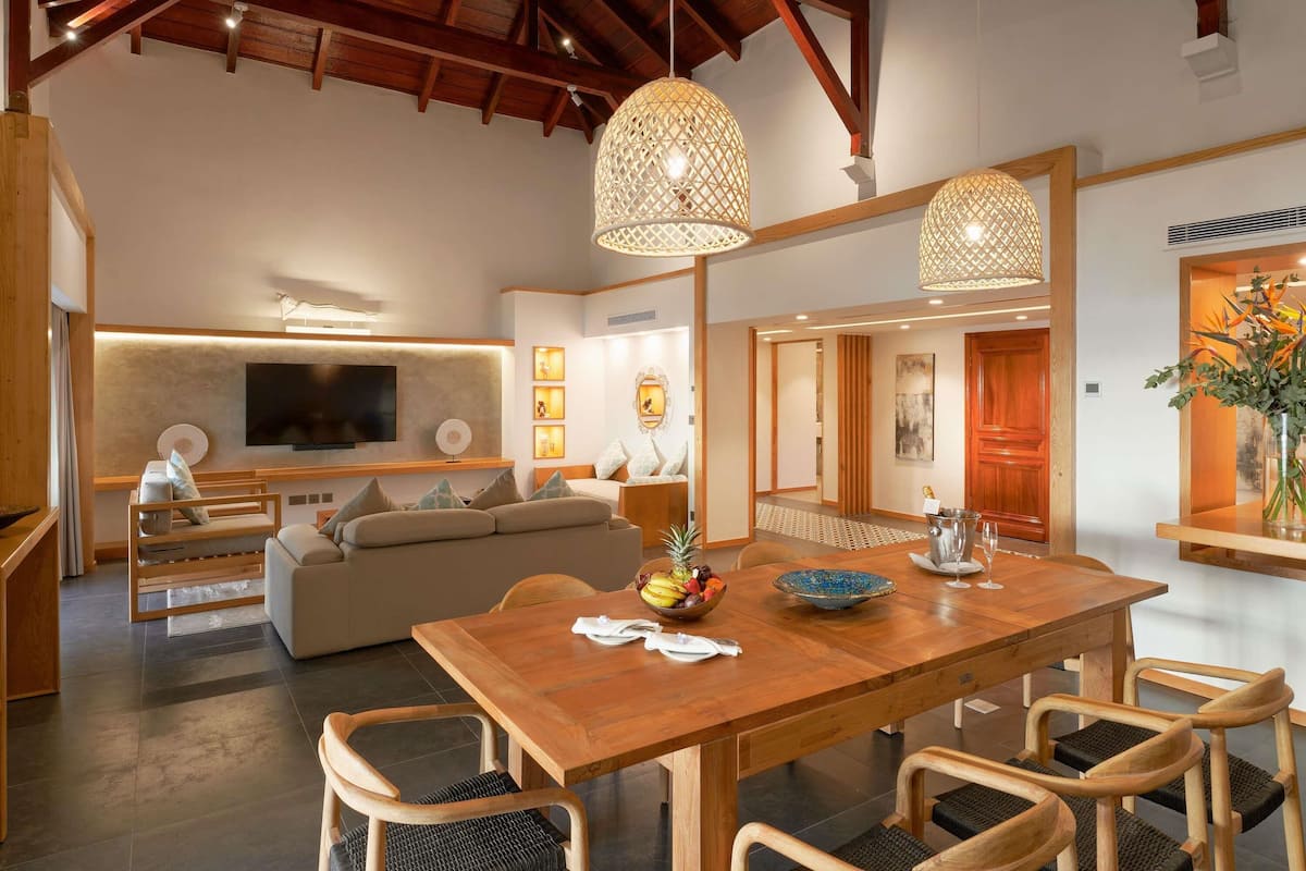 Suite, 1 King Bed, Balcony, Ocean View (Direct Beach Access) | 1 bedroom, minibar, in-room safe, desk