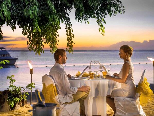 5 restaurants, breakfast, lunch, dinner served; seafood