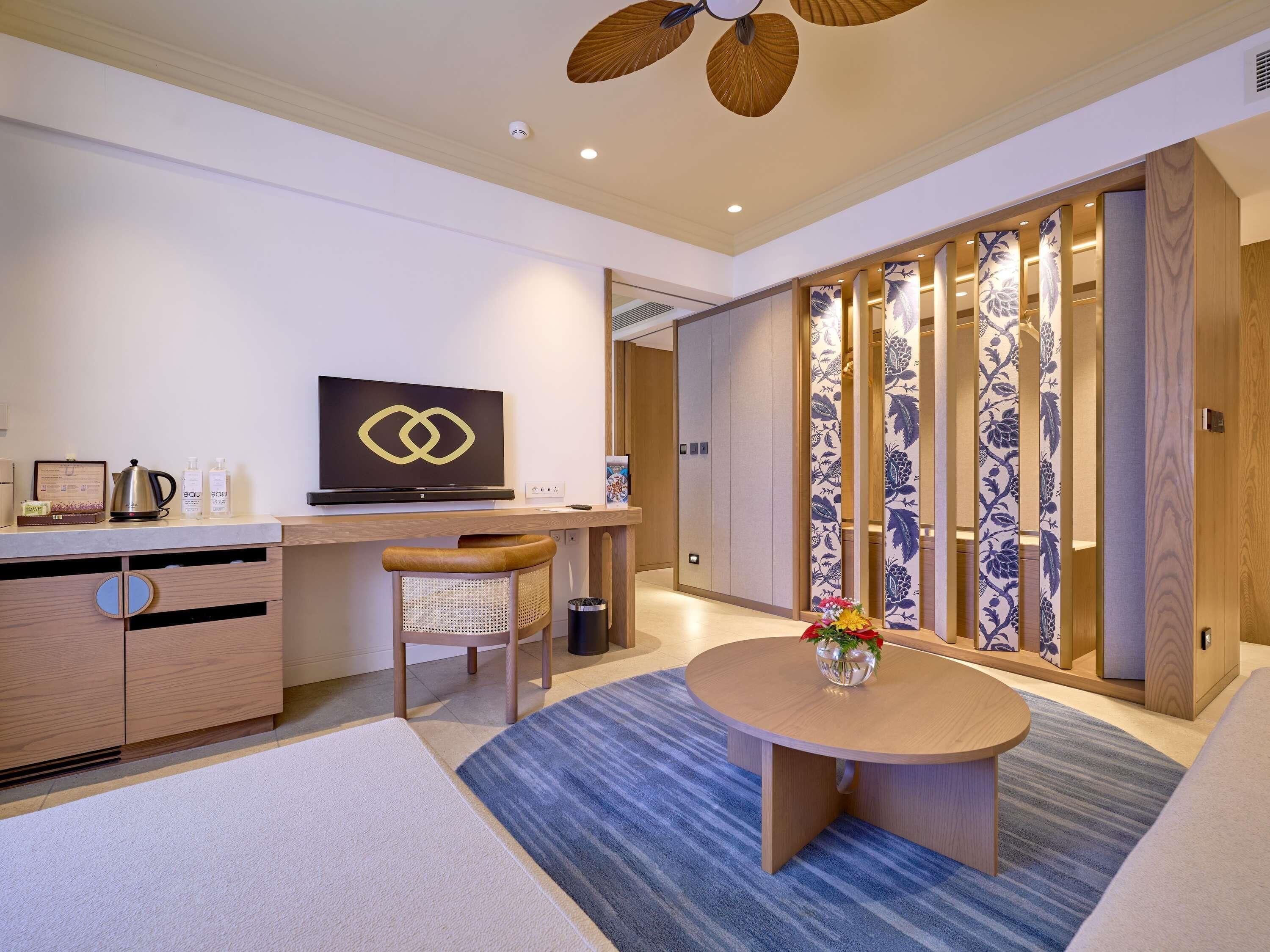 Suite, 1 King Bed, Balcony, Garden View (Prestige) | Minibar, in-room safe, desk, blackout drapes