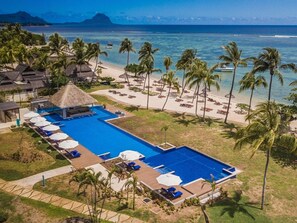 A resort with a large swimming pool, beach area, and palm trees. - Sofitel Mauritius L'Imperial Resort & Spa (Flic-en-Flac)