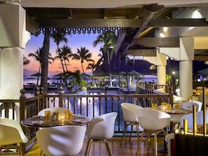 5 restaurants, breakfast, lunch, dinner served; seafood