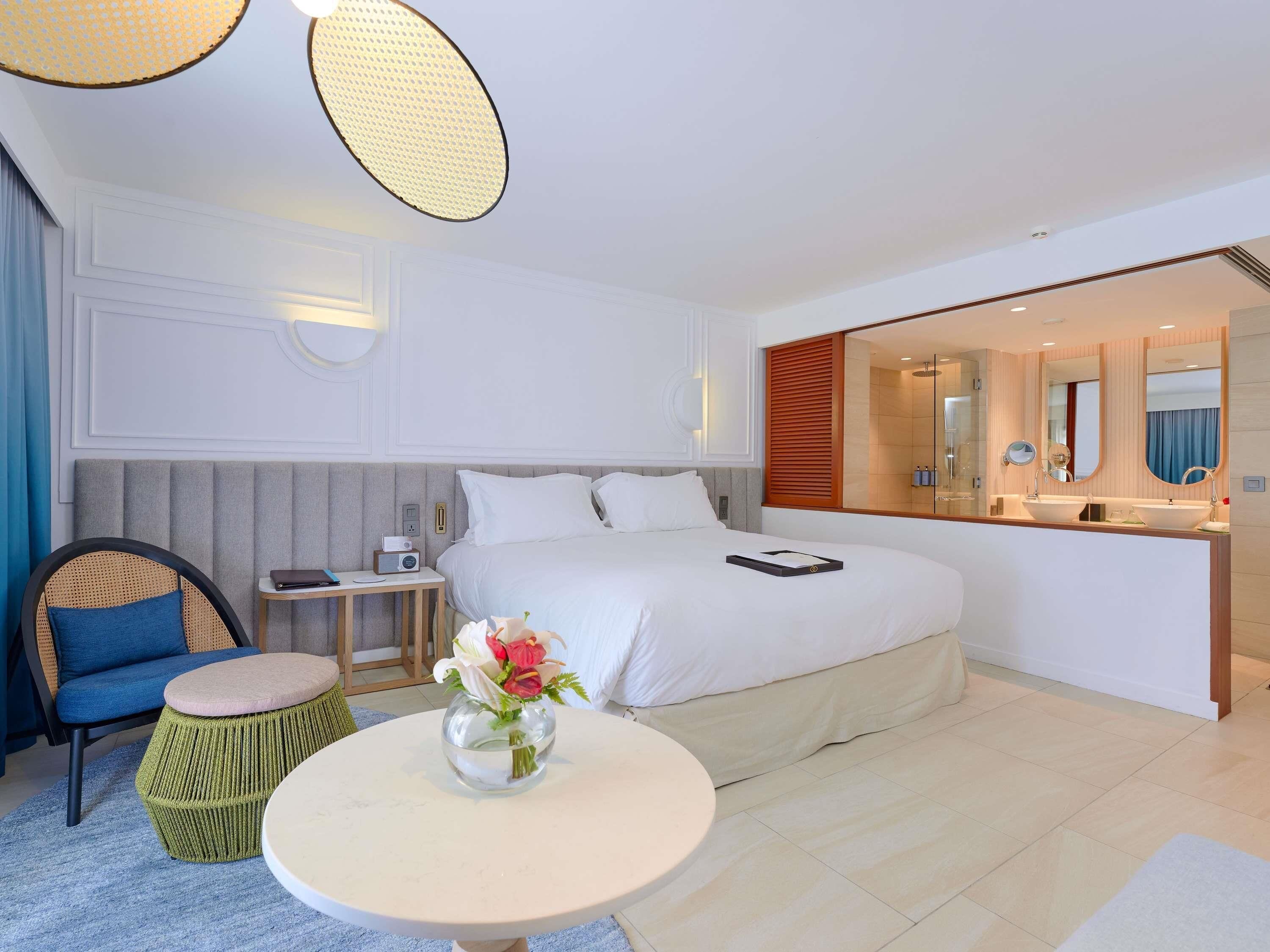 Habitación de lujo | Minibar, caja fuerte, escritorio y cortinas opacas