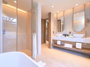 Suite, 1 cama de matrimonio grande, balcón, vistas al jardín (Prestige) | Minibar, caja fuerte, escritorio y cortinas opacas