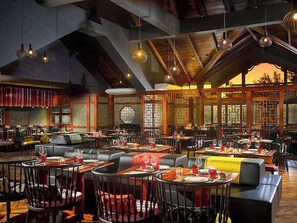 Hi ha 5 restaurants i s'hi serveixen esmorzars, dinars; plats de marisc 