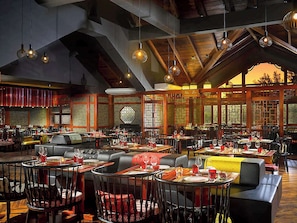 5 restaurants, breakfast, lunch, dinner served; seafood