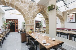 Desayuno buffet (EUR 19 por persona)