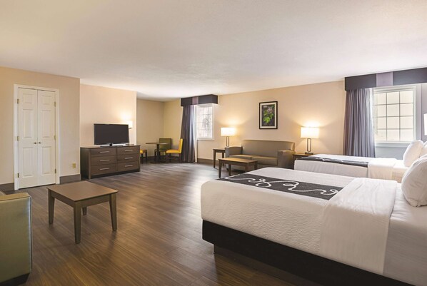 Pillowtop beds, individually decorated, individually furnished, desk - Wingate by Wyndham Galveston Beachfront at the Seawall (Galveston)