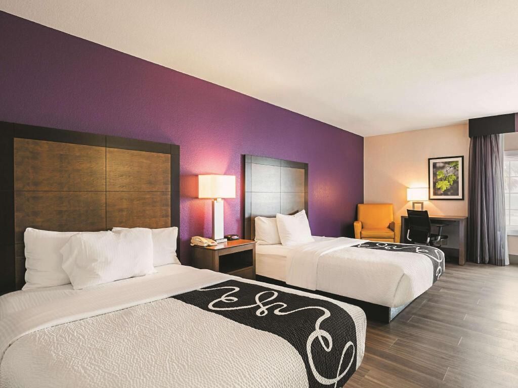 Camas com colchões pillow-top, individualmente decorados