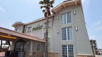 A building with a sign reading "Wingate Wyndham."