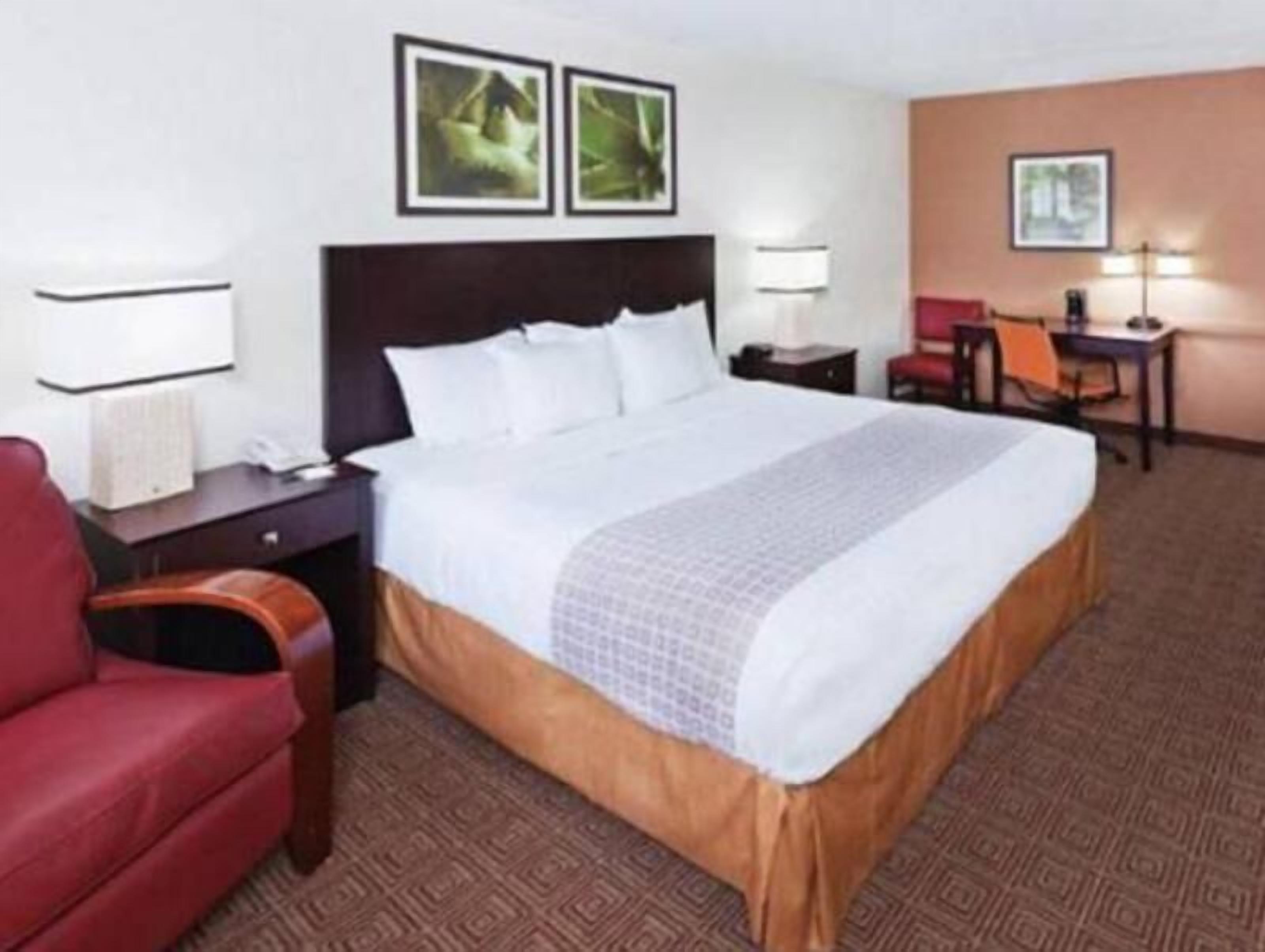 Camas com colchões pillow-top, individualmente decorados