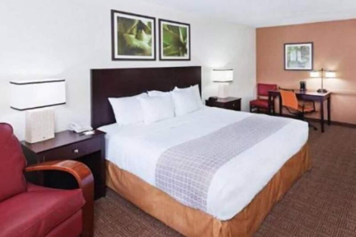 Pillowtop beds, individually decorated, individually furnished, desk