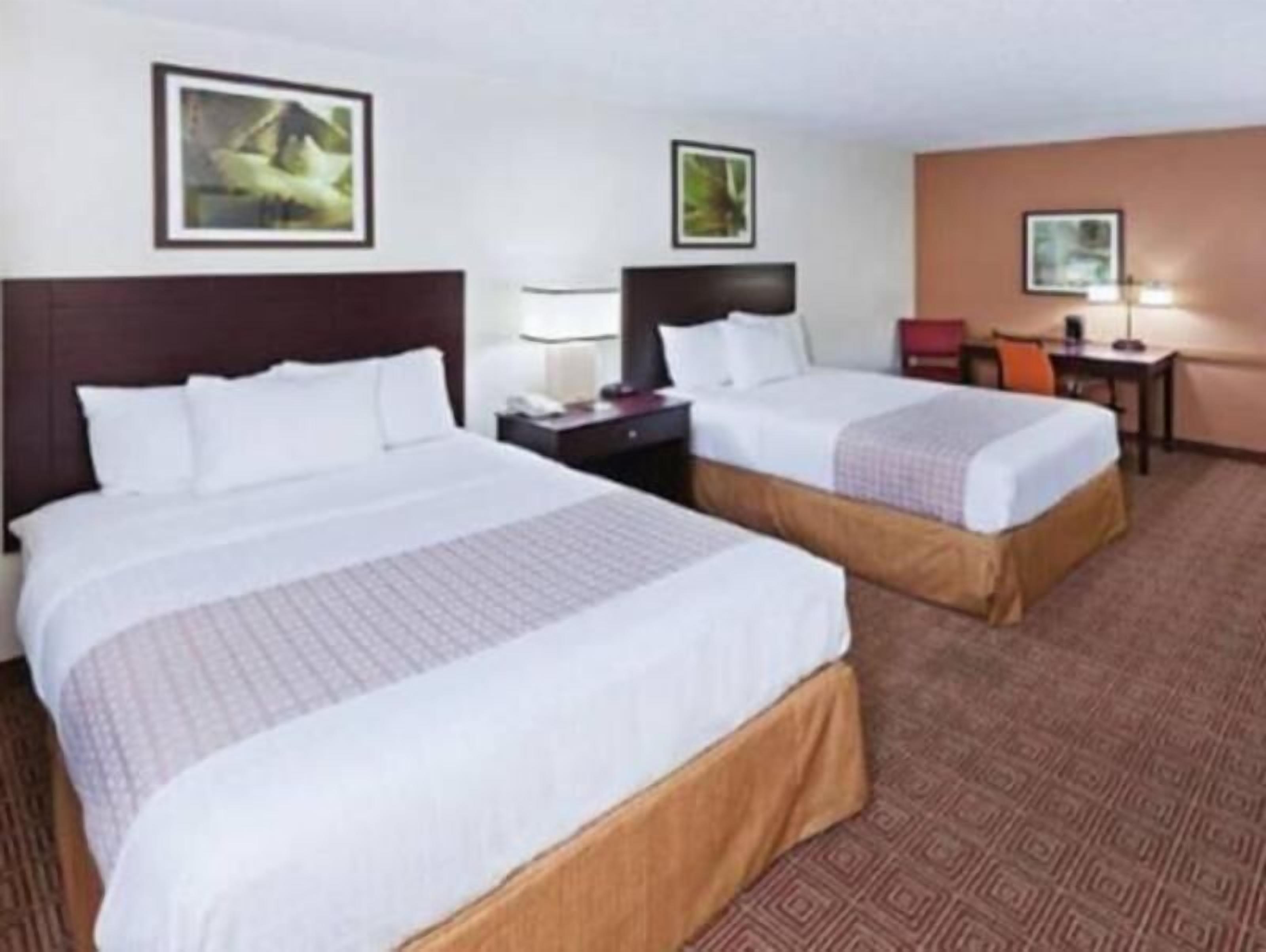 Camas com colchões pillow-top, individualmente decorados