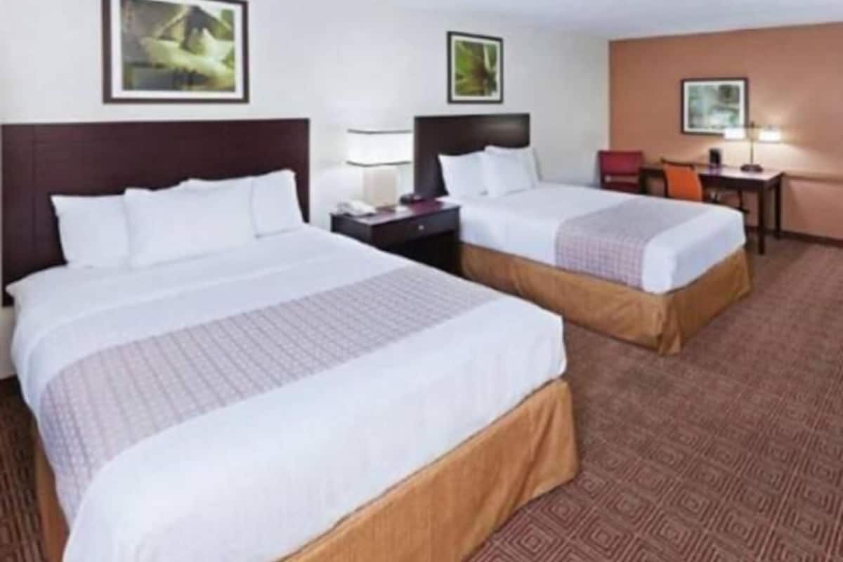 Pillowtop beds, individually decorated, individually furnished, desk