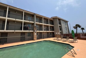 Outdoor pool - Wingate by Wyndham Galveston Beachfront at the Seawall (Galveston)