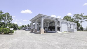 Front of property - Hotel Valdosta GA I-75 & US-221 N Hwy (Valdosta)