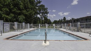 Outdoor pool - Hotel Valdosta GA I-75 & US-221 N Hwy (Valdosta)