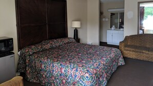Room, 1 King Bed | 1 bedroom, desk, free WiFi - Hotel Valdosta GA I-75 & US-221 N Hwy (Valdosta)