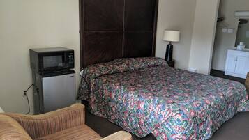 Room, 1 King Bed | 1 bedroom, desk, free WiFi, wheelchair access
