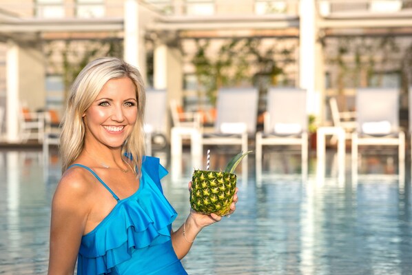 室外游泳池，收费帐篷屋，日光浴躺椅