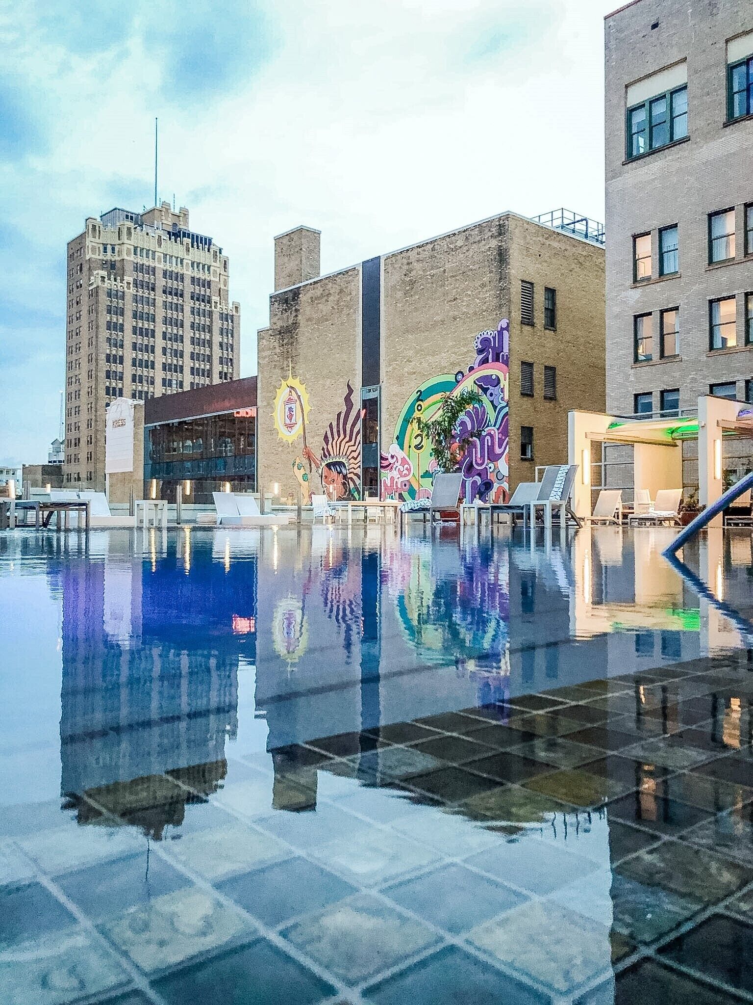 Una piscina al aire libre, camas de piscina con cargo