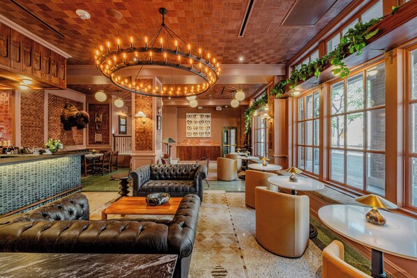 2 restaurants, breakfast, lunch, dinner served; American cuisine  - The St. Anthony, A Luxury Collection Hotel, San Antonio (San Antonio)