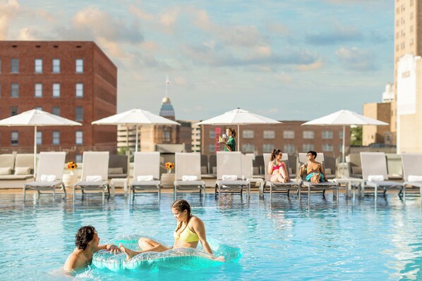 室外游泳池，收费帐篷屋，日光浴躺椅