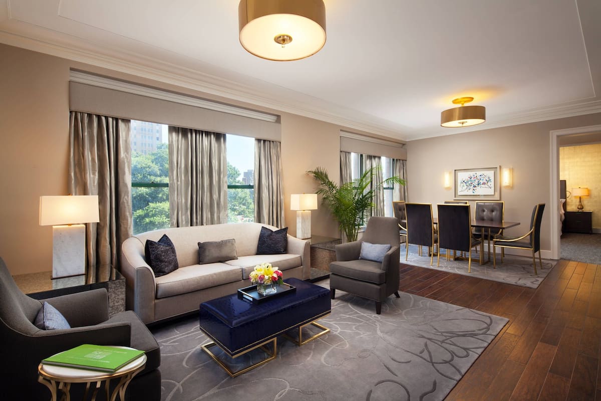 Superior Suite, 1 Bedroom | Ruang tamu | 42 inci televisyen LCD dengan kabel, TV, stesen dok iPod