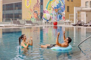 Outdoor pool, cabanas (surcharge), sun loungers - The St. Anthony, A Luxury Collection Hotel, San Antonio (San Antonio)
