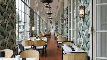 2 restaurants, breakfast, lunch, dinner served; American cuisine