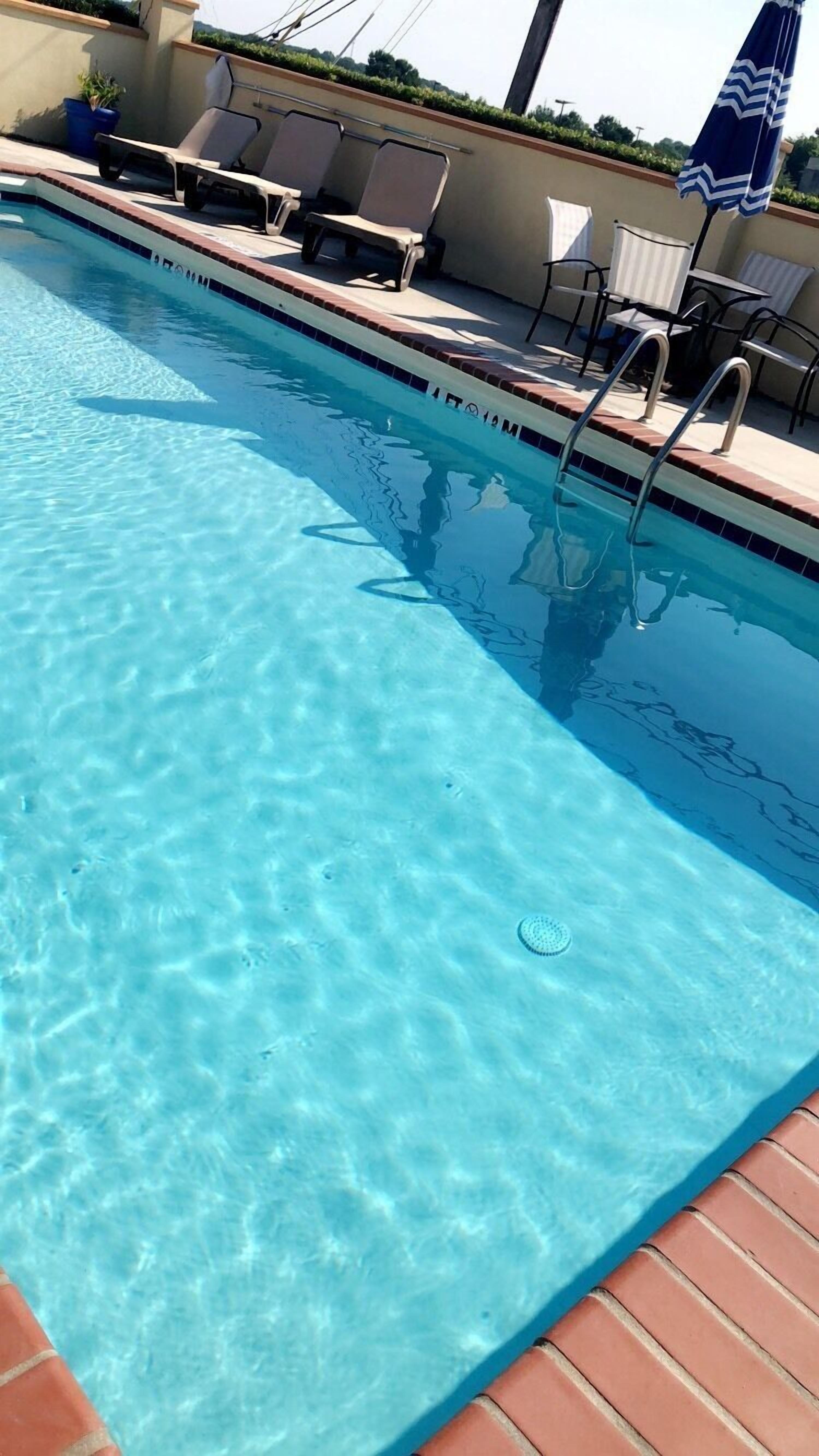 Außenpool (je nach Saison geöffnet), Sonnenschirme, Liegestühle