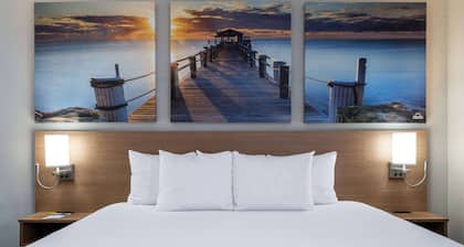 Days Inn & Suites by Wyndham Commerce