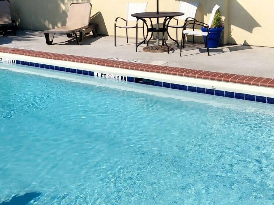 Kauden mukainen ulkouima-allas avoinna 9.00–21.00, aurinkovarjoja