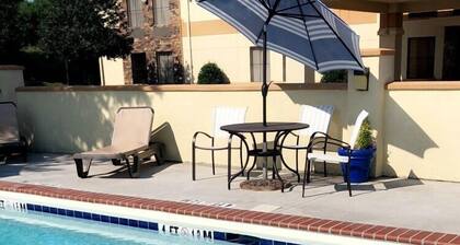 Days Inn & Suites by Wyndham Commerce