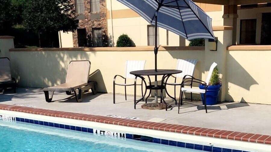 Days Inn & Suites by Wyndham Commerce