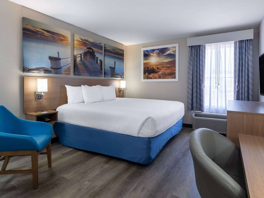 Meja, ruang kerja komputer riba, seterika/papan seterika