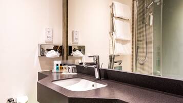 Ilmaiset hygieniatuotteet, hiustenkuivaaja, tohvelit, pyyhkeet