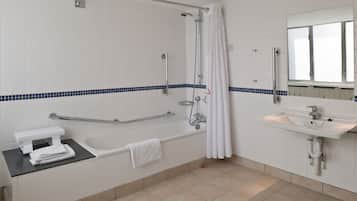 Une salle de bain moderne équipée d’une baignoire, d’une douche et d’un lavabo.