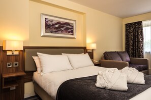Desk, laptop workspace, iron/ironing board, free cots/infant beds - Holiday Inn Washington by IHG (Washington)