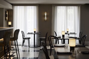 朝食、ランチ、ディナー、ブランチに営業