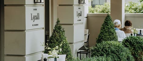 Déjeuner, dßner et souper servis sur place, vue sur le jardin