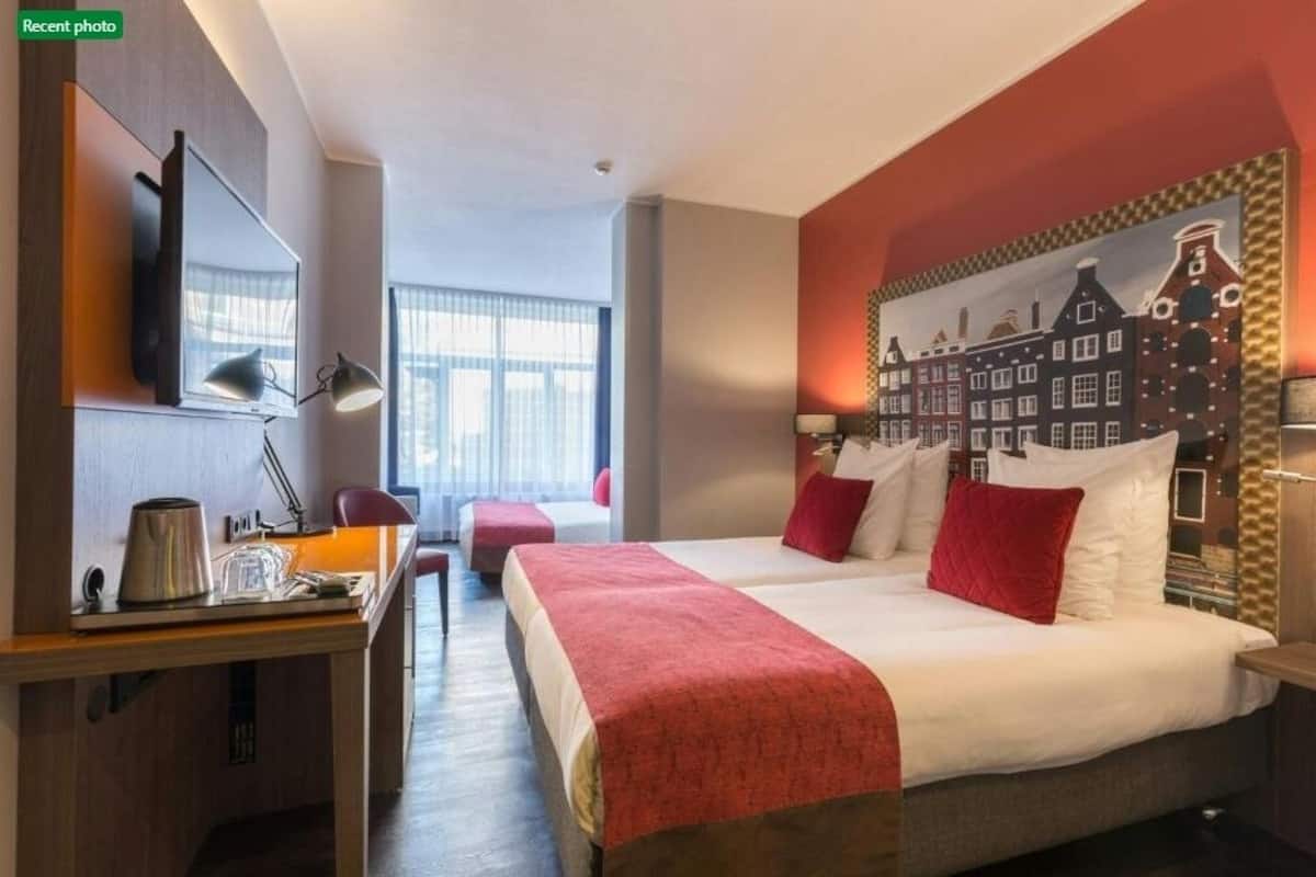 Habitación superior (1 Twin Bed 2 Single Beds) | Minibar, caja de seguridad en la habitación y escritorio