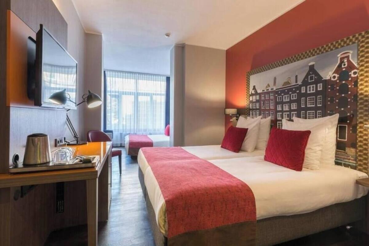 Phòng Superior (1 Twin Bed 2 Single Beds) | Minibar, két bảo mật tại phòng, bàn, bàn ủi/dụng cụ ủi quần áo 