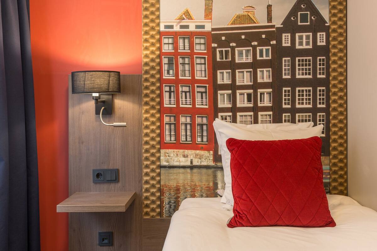 Phòng tiện nghi đơn giản (1 Single Bed) | Minibar, két bảo mật tại phòng, bàn, bàn ủi/dụng cụ ủi quần áo