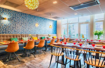 Petit déjeuner buffet (15 EUR par personne)