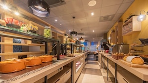 Una cocina bien iluminada con diversos alimentos y utensilios de cocina.