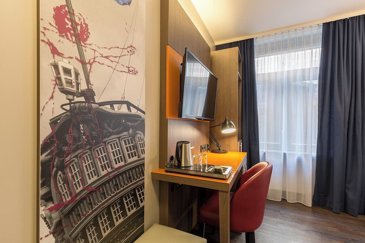Minibar, caja de seguridad en la habitación y escritorio