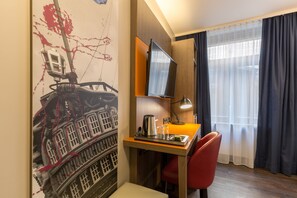 Minibar, in-room safe, desk, iron/ironing board - Leonardo Boutique Hotel Amsterdam Vondelpark (Amsterdam)