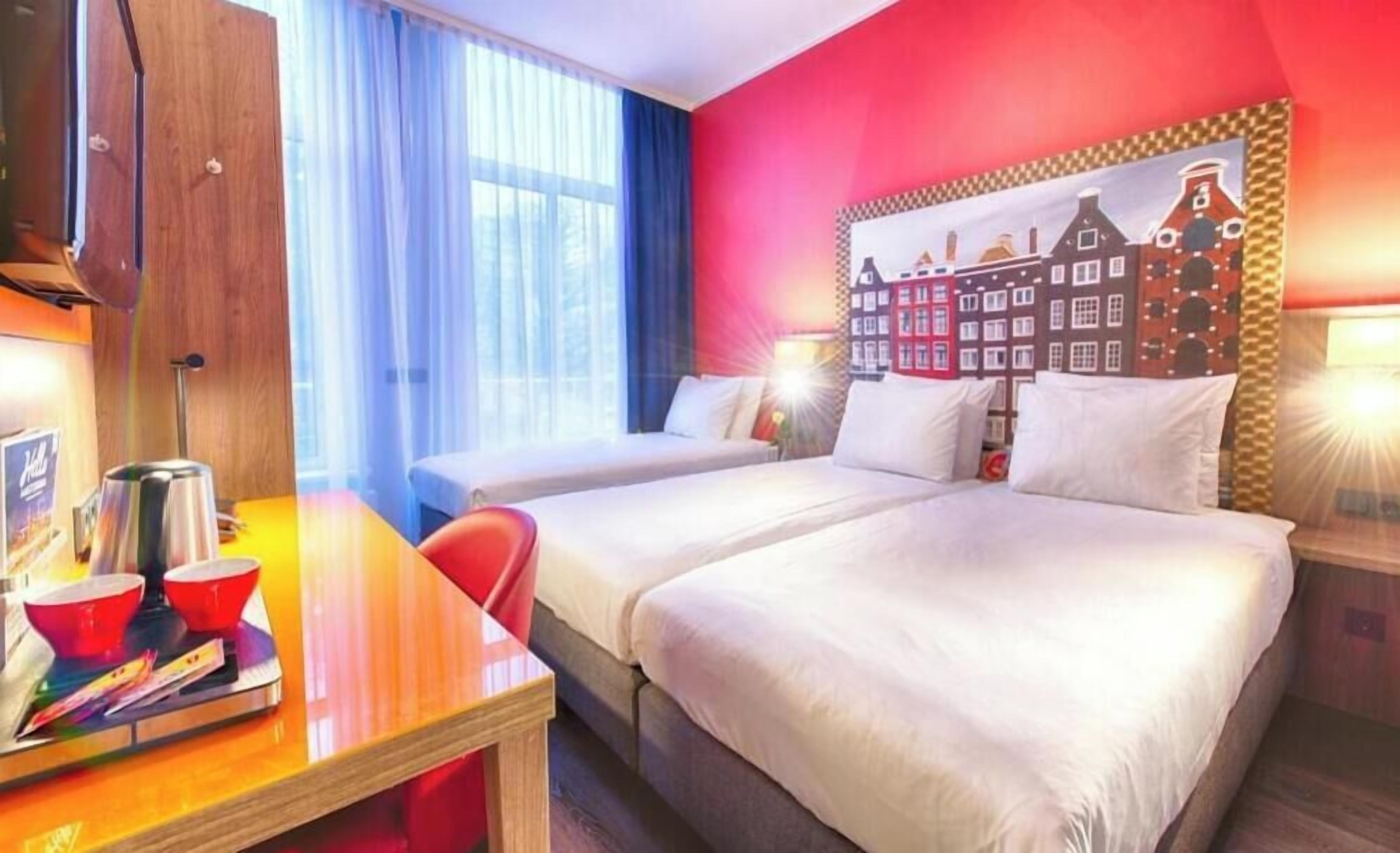 Minibar, caixa forta a l'habitació i escriptori 