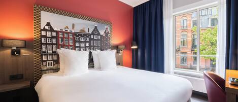 Minibar, caja de seguridad en la habitación y escritorio