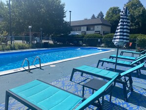 Piscine extérieure en saison
